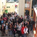 Une quarantaine de personnes debout dans la cour intérieure de l'Ecole Aujourd'hui